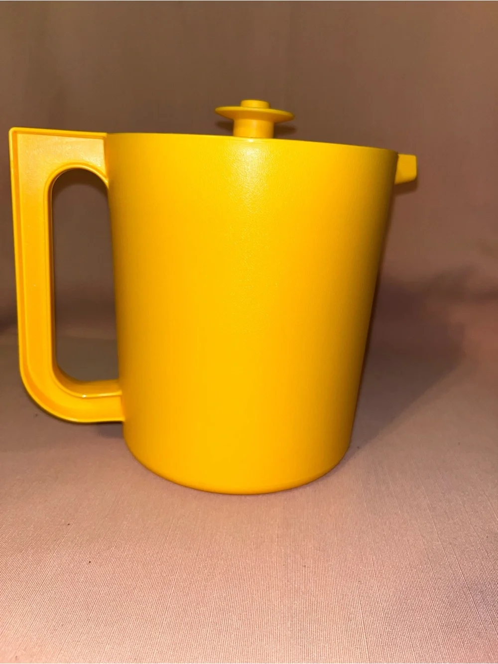Tupperware 1.5 liter Yellow Plastic Pitcher with Lid - Home Kitchen